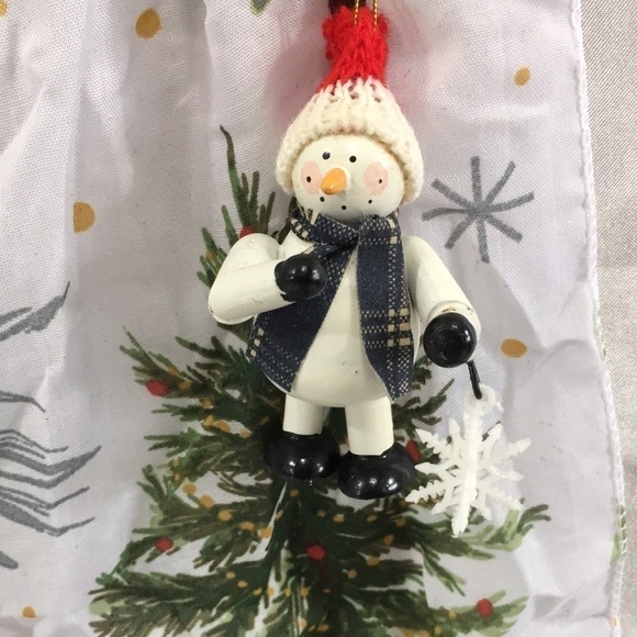 WOODEN Snowman Holding a Snowflake Christmas Ornament - Picture 1 of 4